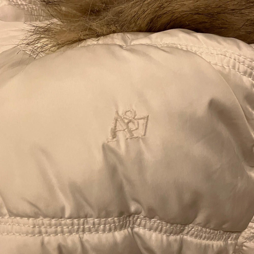 Classic Y2K White Quilted Puffer Vest with Detachable Hood and Faux Fur Trim - Picture 3 of 11